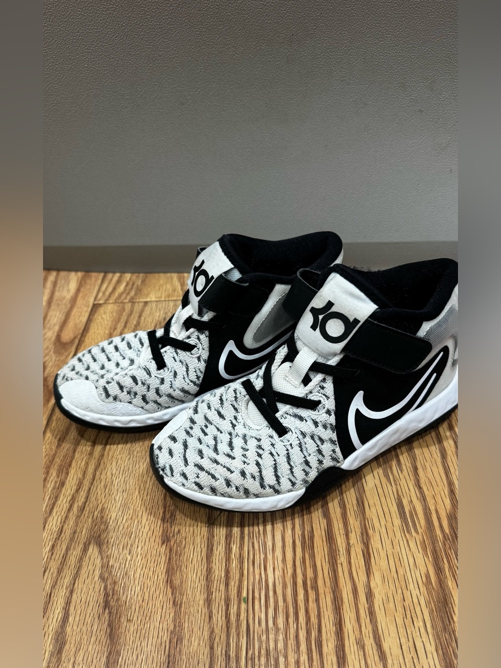 Boys Nike KD Trey 5 VIII basketball sneakers Size 13